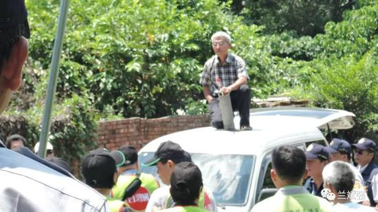  [“908台湾国”成员准备点燃火炮攻击]