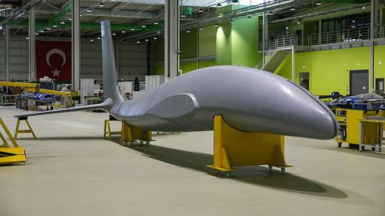 ▲工厂中的Akinci无人机，机翼及发动机还未安装