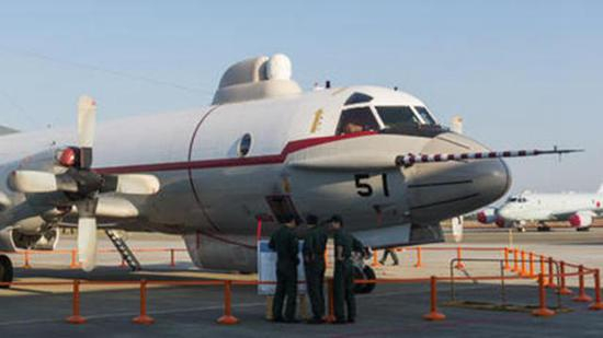 图片：最近在冲绳被频繁拍到的UP-3C红外信号侦察机是P-3C反潜机的改进型，可远距离侦测导弹发射。