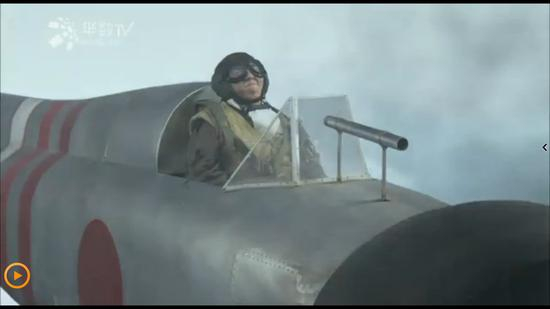 一名中国飞行员掏出手枪，一枪将96舰战的一名日军飞行员击毙！