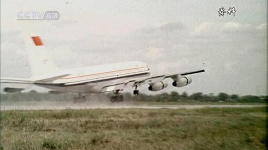 图片：1980年9月，运-10首飞