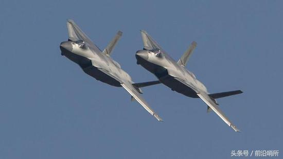 歼-20双机编队