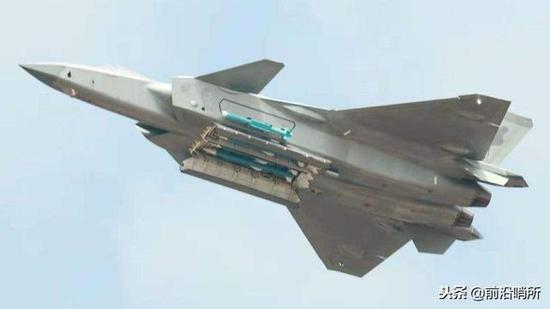 歼-20战机开仓高速平稳飞行