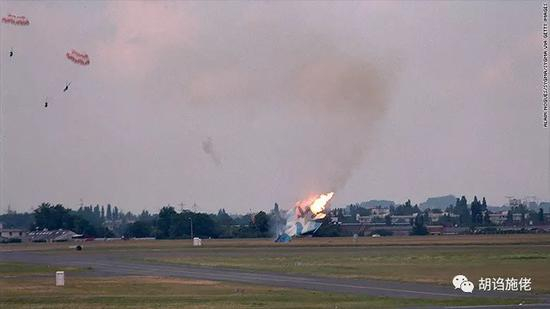 ▲ 1999年在巴黎坠毁的“蓝色01”号苏-30MKI，虽然坠毁是飞行员的操作托大，却也展现了矢量喷口并没有那么无所不能