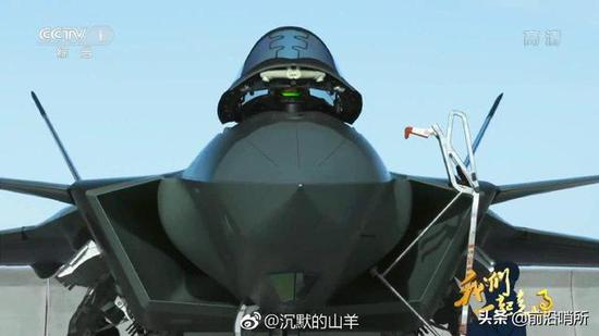 歼-20座舱盖开启