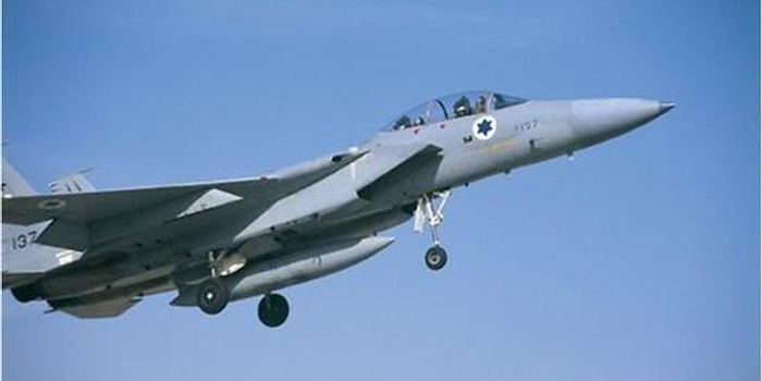 以色列F15战机座舱盖万米高空掉落 飞行员恐慌