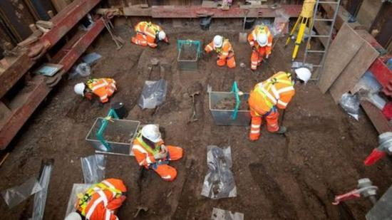 英国考古专家在线路现场工作 图源：BBC