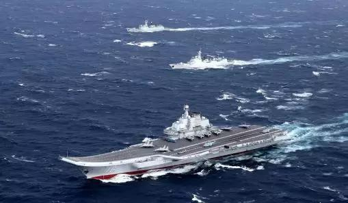 中国辽宁舰航母编队在南海展开训练