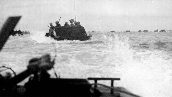 正在登陆的美军