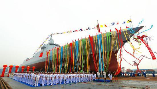 （下水当天威武的055型驱逐舰首舰）