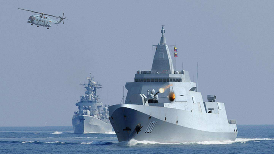 055是本届阅舰式最大亮点之一，而这款战舰的亮点或许在后甲板上。（资料图）