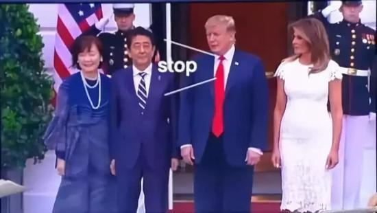 于是，合影的另一幅画面也就定格在了下图的这个位置。