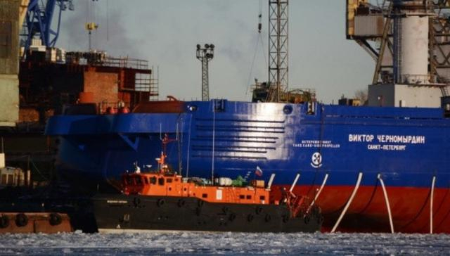 图为“过火”之后的切尔诺梅尔金号破冰船。