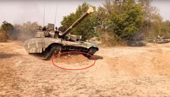 T-84挖掘自己的掩体中