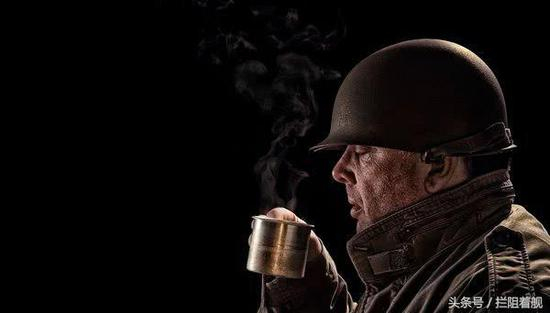 图：一名二战美军士兵正在使用一个锡杯中喝热茶。美国军方对咖啡的需求有很长的历史