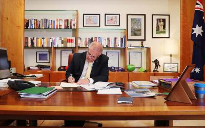 莫里森接受采访，示意图