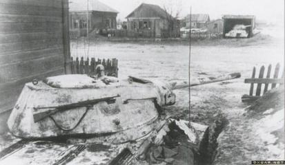 隐蔽在掩体里的T-34坦克