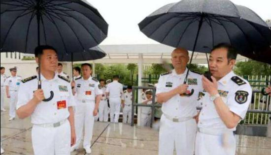 （被民间誉为“国宝”级科研人才的马伟明少将（右一）