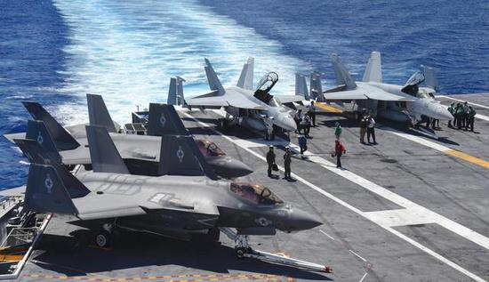 图片：在林肯号上测试的F-35C