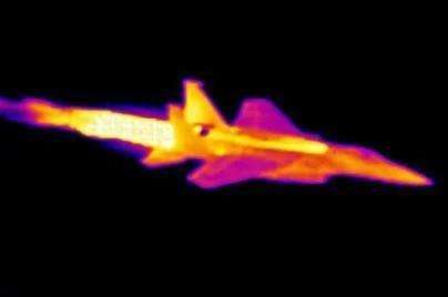 一架F15战斗机拖着长长的尾焰。对于战机来说，现在红外隐身更重要。