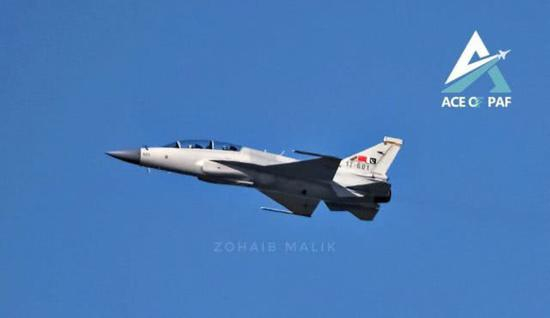 中航工业称，JF–17B比单座版本加长、加宽，但高度降低。