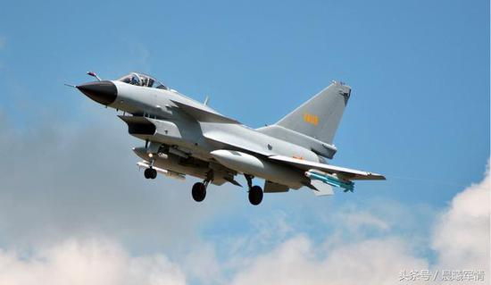 携带PL10格斗弹的歼10A战斗机（右）