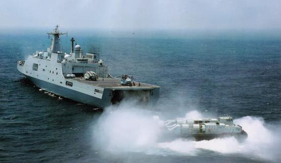 （装备有气垫船与直升机071型具备很强的两栖立体登陆作战能力）