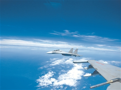 东部战区海军航空兵某旅飞行员驾驶战鹰巡航。 田健敏摄