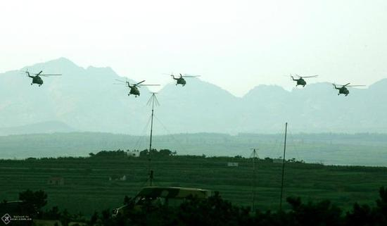 图为在演习中的中国直升机编队