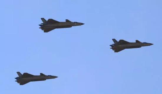 歼-20三机编队凌厉无比