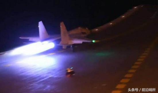 歼-15舰载机夜间航母起降训练