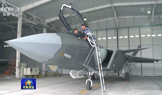 （歼20的登机梯仍然未能做到内置）
