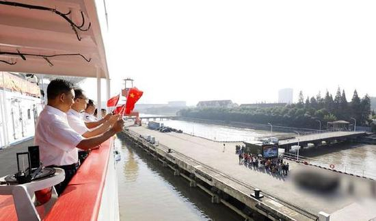 中国远望三号测量船离港
