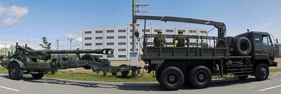 图为牵引中的FH70榴弹炮。