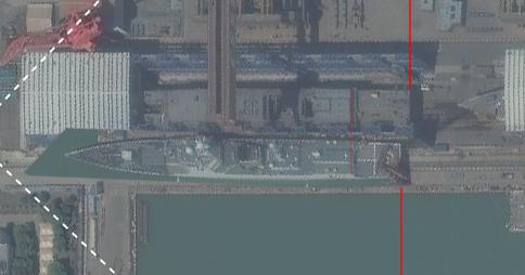 图中下方为052D型，上方舰身更长的为052D改进型。感谢作者“红鲨”。