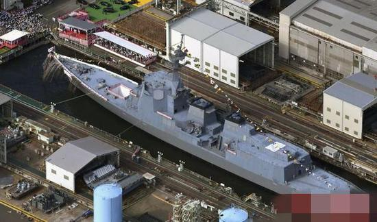 （另一个角度来看下这艘舰，线条看起来还不错，挺流畅的）