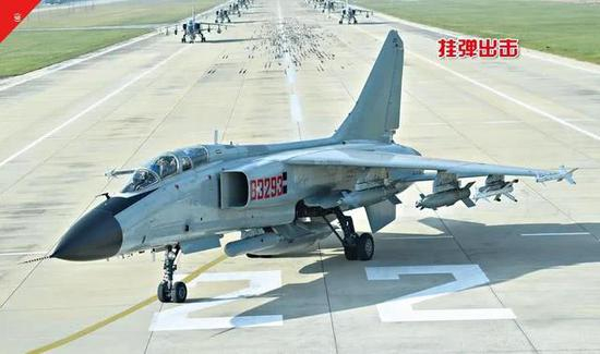 海军飞豹战机同时挂载激光制导炸弹和近距空空格斗弹。