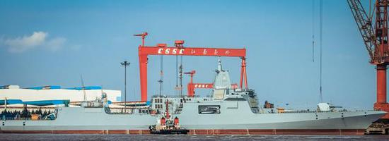 图为海试前的055型驱逐舰，机库两侧的米波相控阵雷达阵列清晰可见。