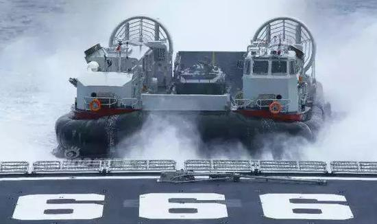 还能混上用726“野马”气垫登陆艇驮载，这86B的福气不小