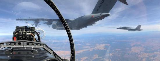 可以看到，实际空中加油，两架飞机之间有相当的安全距离