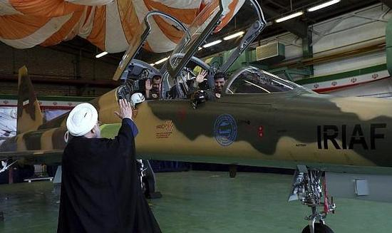 图为伊朗总统和“kowsar”上的飞行员招手致意。