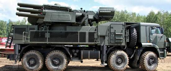 ▲行军状态下的“铠甲”S1，雷达收起，导弹平放