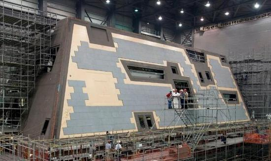 （在DDG-1000与DDG-1001上使用的复合材料整体上层建筑及上面敷设的吸波材料）