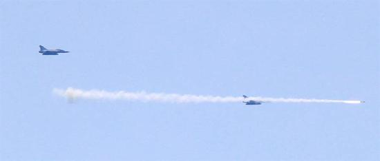 台军F-16发射响尾蛇导弹