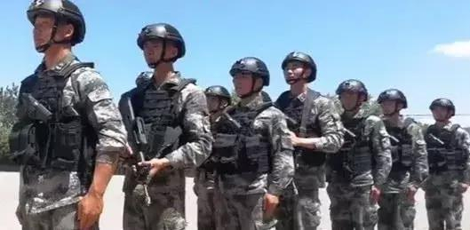 ▲第一位士兵手枪斜挎胸前