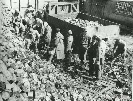  图：在美军的吃剩下的罐头中找食物的日本老兵