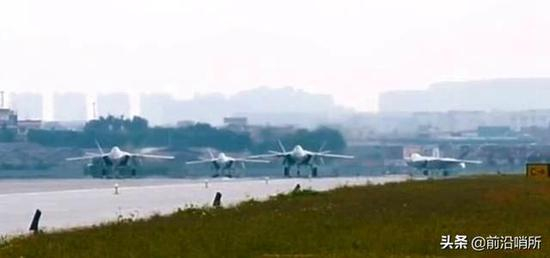 歼-20隐形战机4机同框编队最新画面
