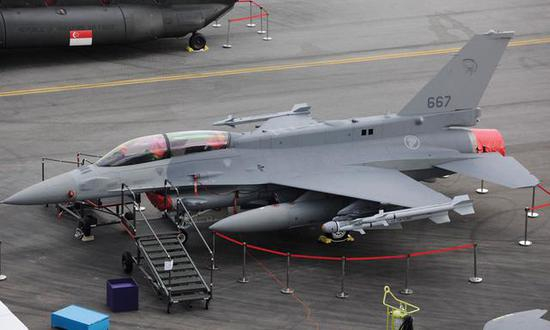 图为新加坡空军的F-16D。尽管这些飞机经过数次改装，新加坡空军依旧在寻求新战力。