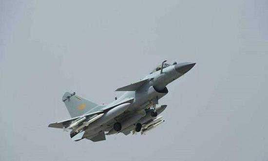 中国还研制成功更加先进的PL-15中远程空空导弹