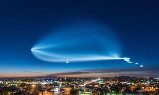 图注：图片来源SpaceX公司Musk视频截图，为SpaceX火箭发射后形成的发光云
